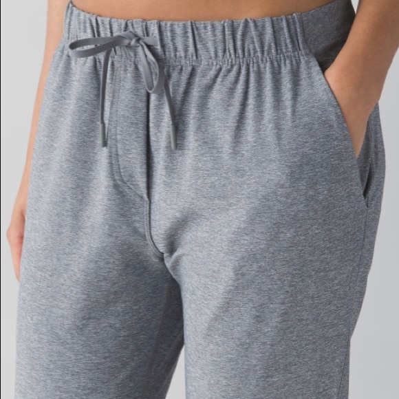 Lululemon Jet Crop (Slim), size 4 - Picture 8 of 12